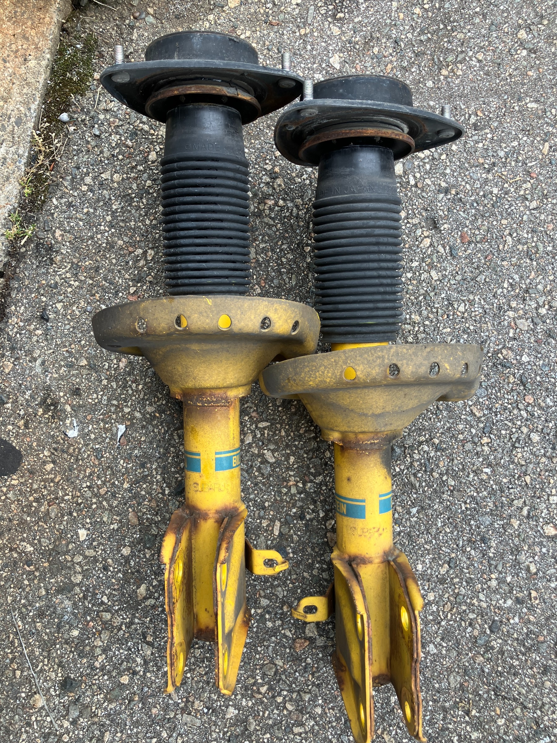 くたびれたビルシュタインを交換 | スバル レヴォーグ 足まわり