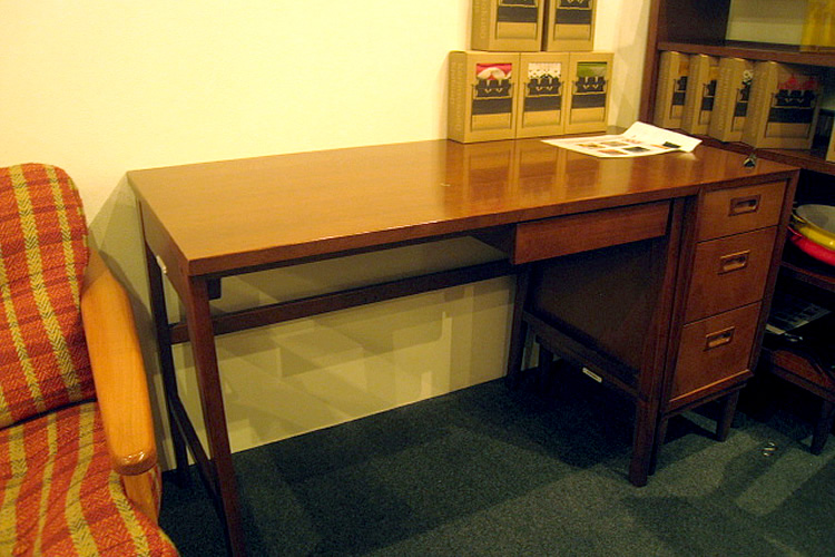 カリモク60 デスク（組立式／ウォールナット） | collect