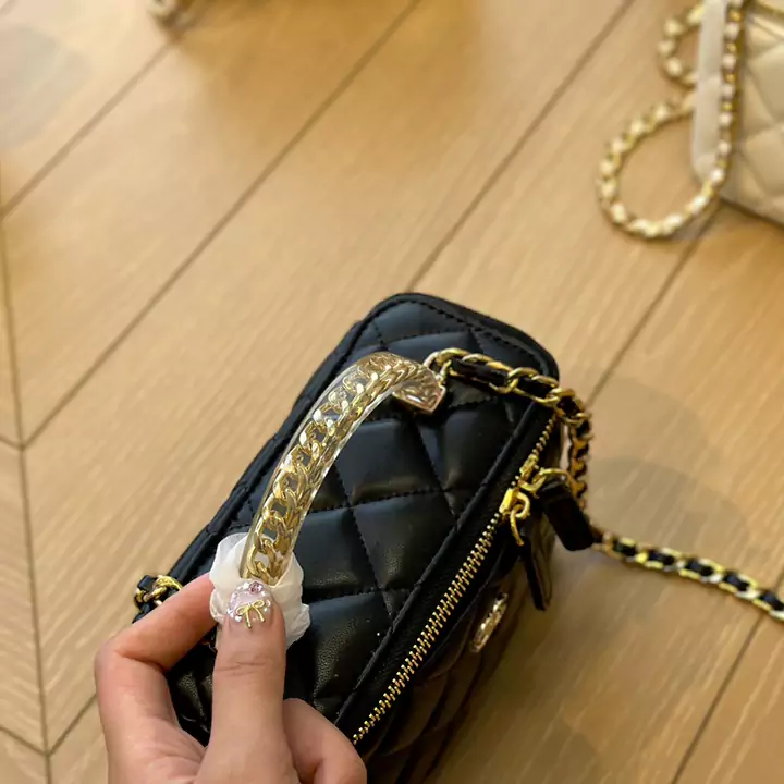 シャネル チェーンバッグ バニティ型 chanel 少女 クラッチバッグ 海外販売