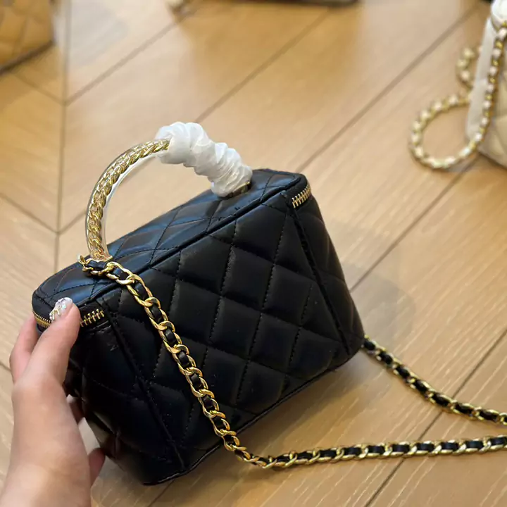 シャネル チェーンバッグ バニティ型 chanel 少女 クラッチバッグ 海外販売