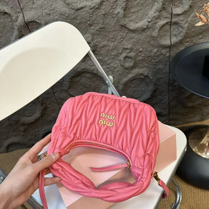 ミュウミュウ ワンダー マテラッセ レザー ホーボーミニバッグ miumiu