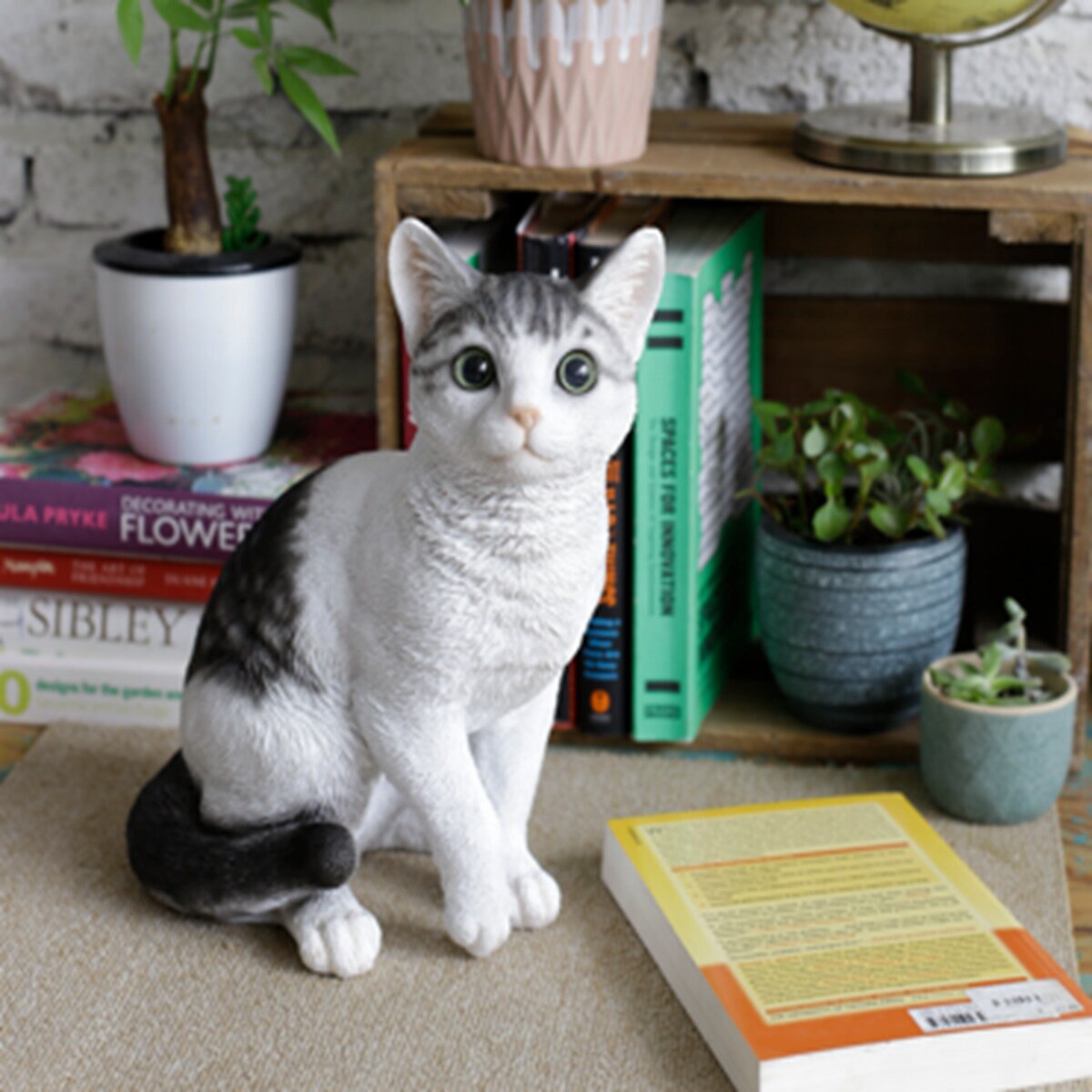 ウービア お座りサバトラ白猫の置物 （大） H12321-16A | Costco Japan