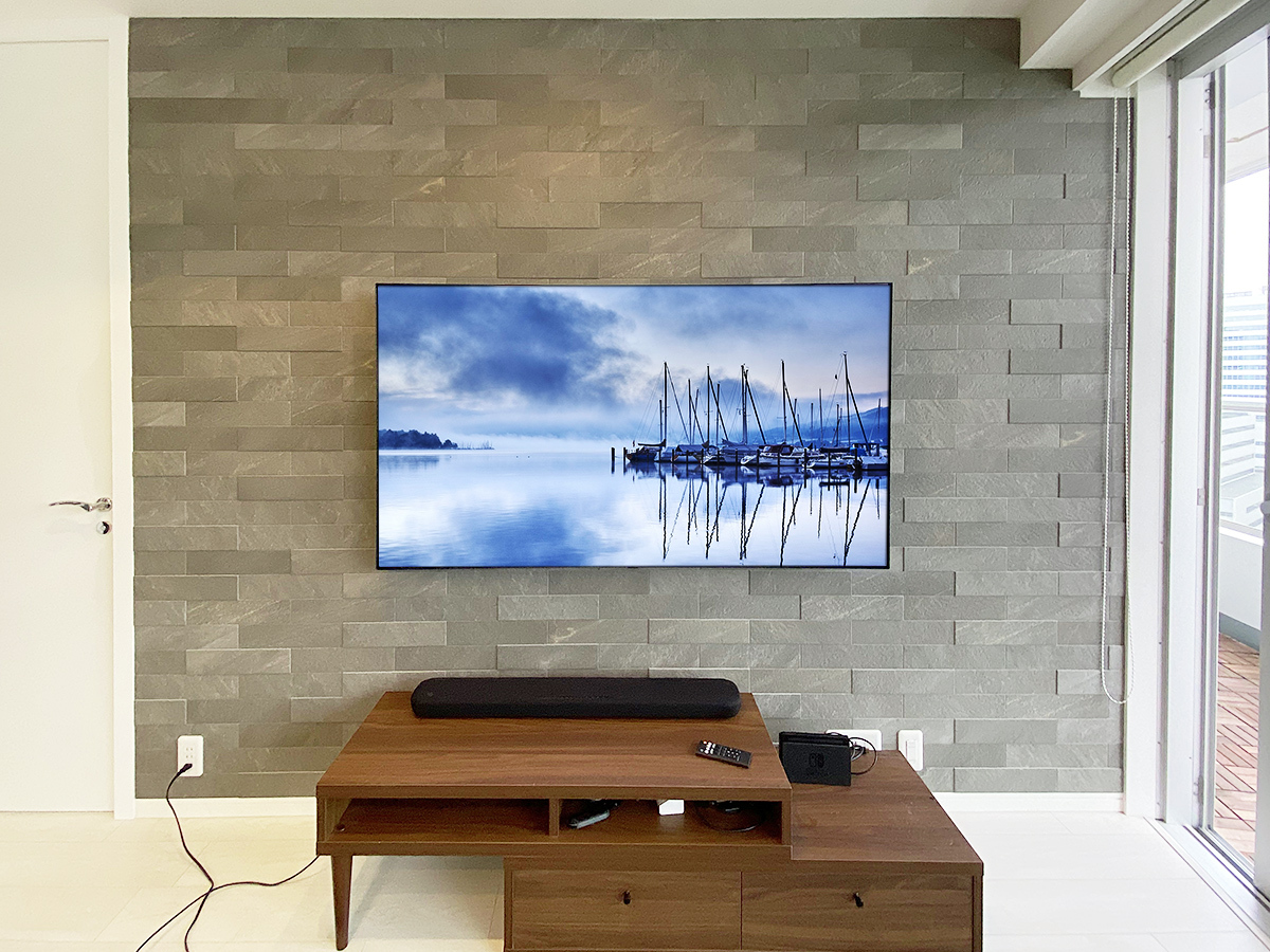 神奈川県横浜市でエコカラット壁(ラフクオーツ)にLGの65インチ有機EL