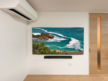 汎用性のある上下可動式金具を用いて、ソニー・ブラビア「KJ-65X9350D