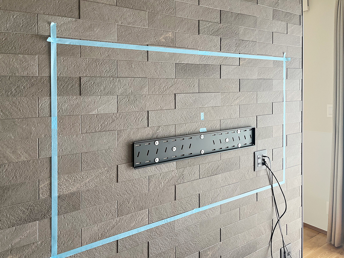 岐阜県可児市でエコカラット壁(ラフクォーツ)に65インチXLEDテレビ(4T