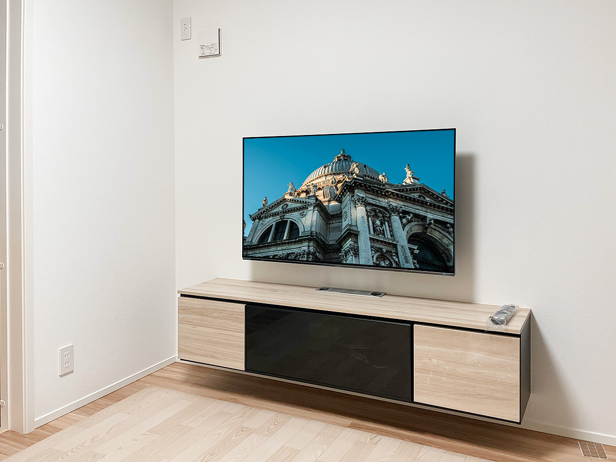 京都市で48インチ有機ELテレビ(TH-48JZ1000)を上下左右可動式金具で