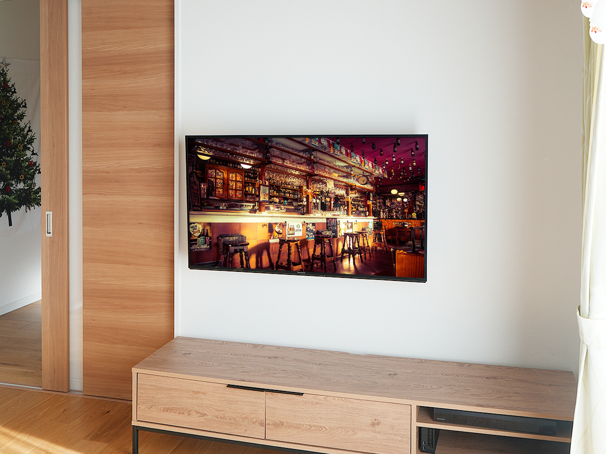 鹿児島県姶良(あいら)市で補強済み壁に49インチパナソニック液晶テレビ