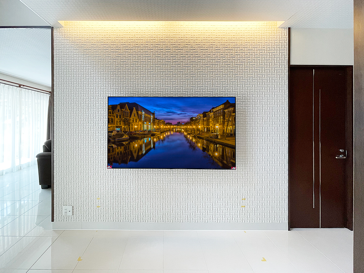 名古屋市でタイル壁にLGの65インチ有機ELテレビ(LG OLED65BXPJA)を上下