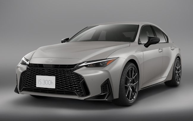 スポーティな内外装デザインと走る楽しさを熟成した進化版レクサスISが