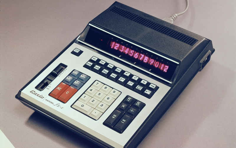 カシオ電卓60年の歩み vol.5】科学技術用の関数計算を身近にした「fx-1