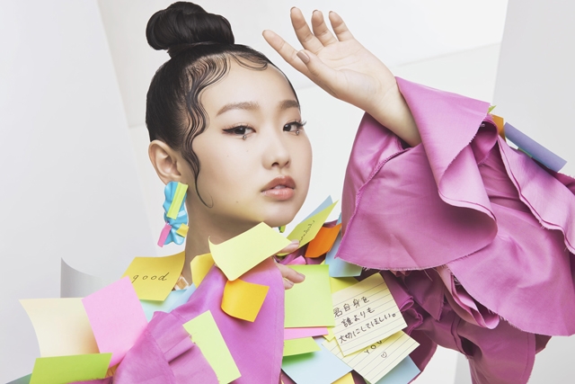 荒井麻珠、1stアルバム『声』のジャケット＆新アーティスト写真公開