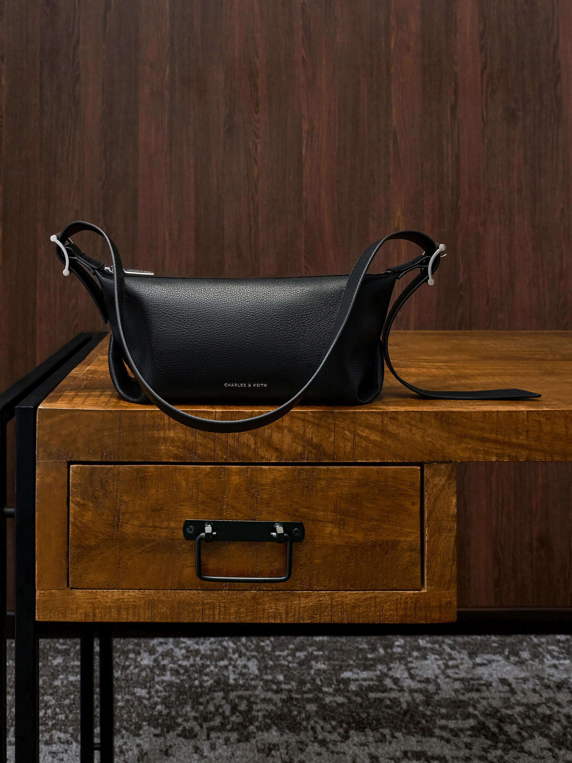 Zora ゾラ バックルストラップスラウチーショルダーバッグ - ノワール