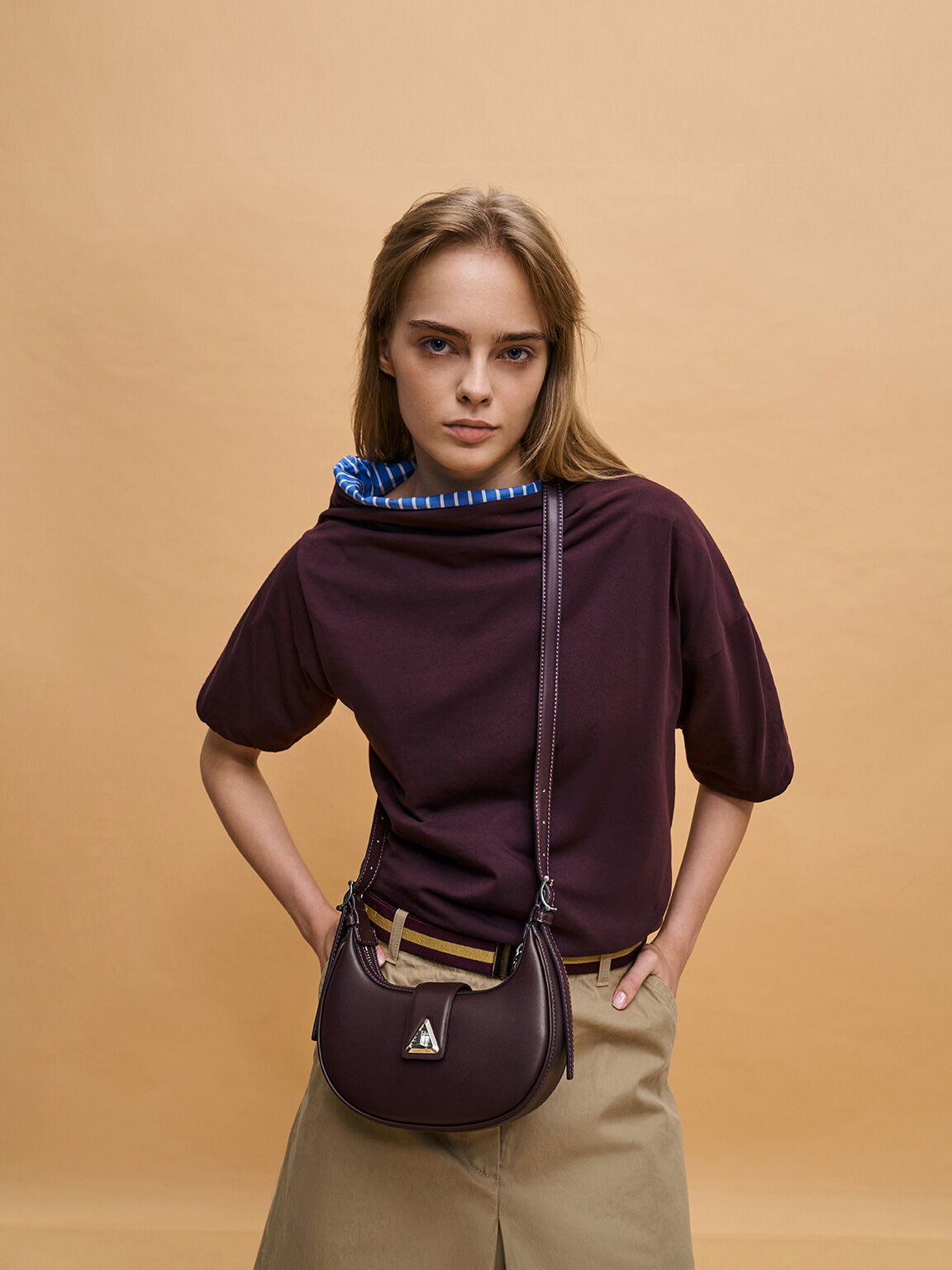 トライアングルバックル ベルトショルダーバッグ - プラム | CHARLES