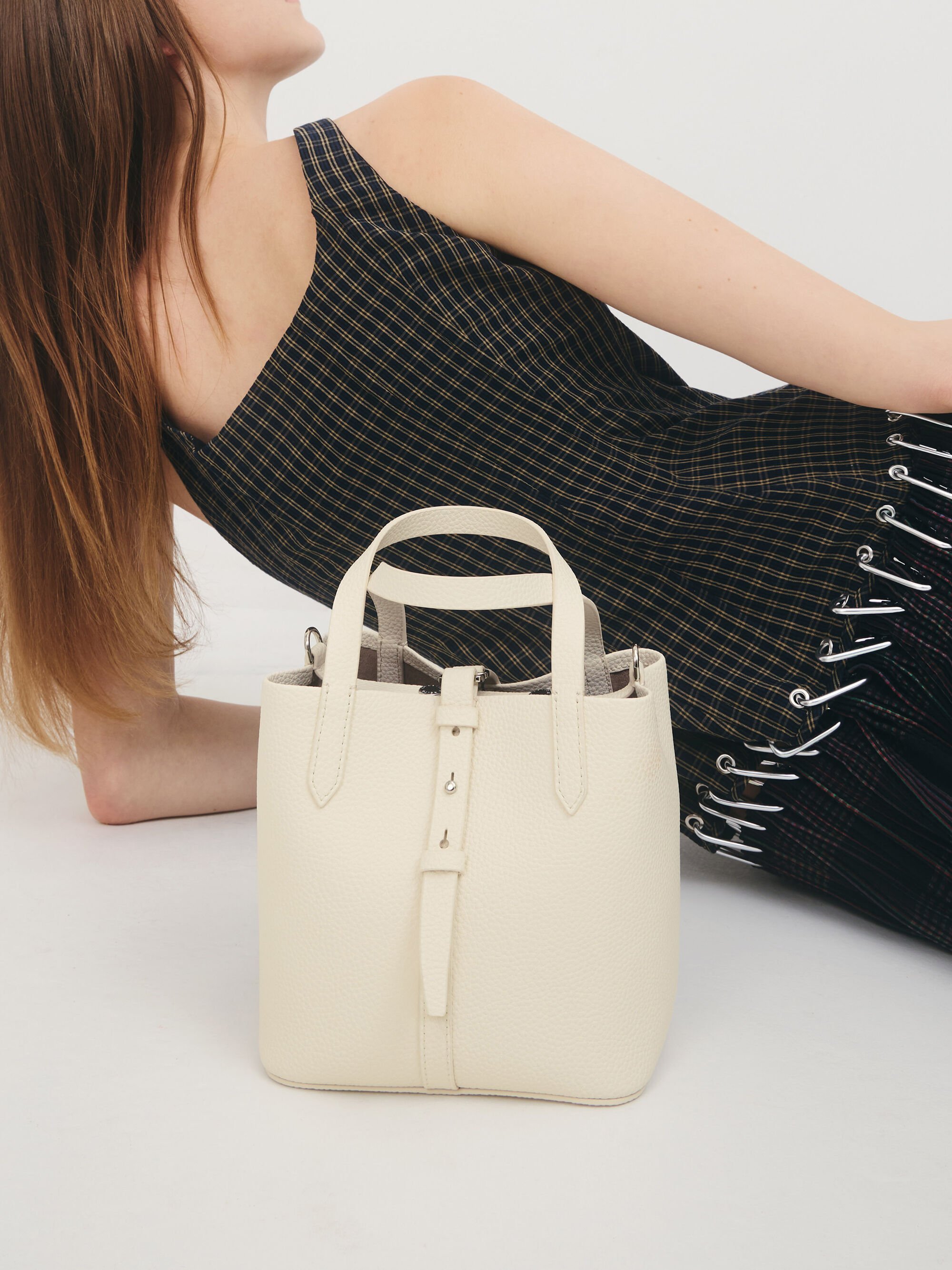 Beryl ベリル リサイクルレザーバケツバッグ - クリーム | CHARLES