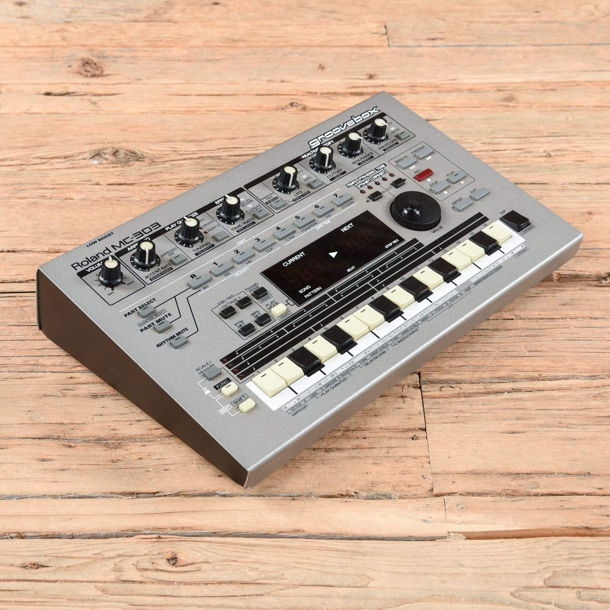 Roland MC-303 Groovebox – Chicago Music Exchange