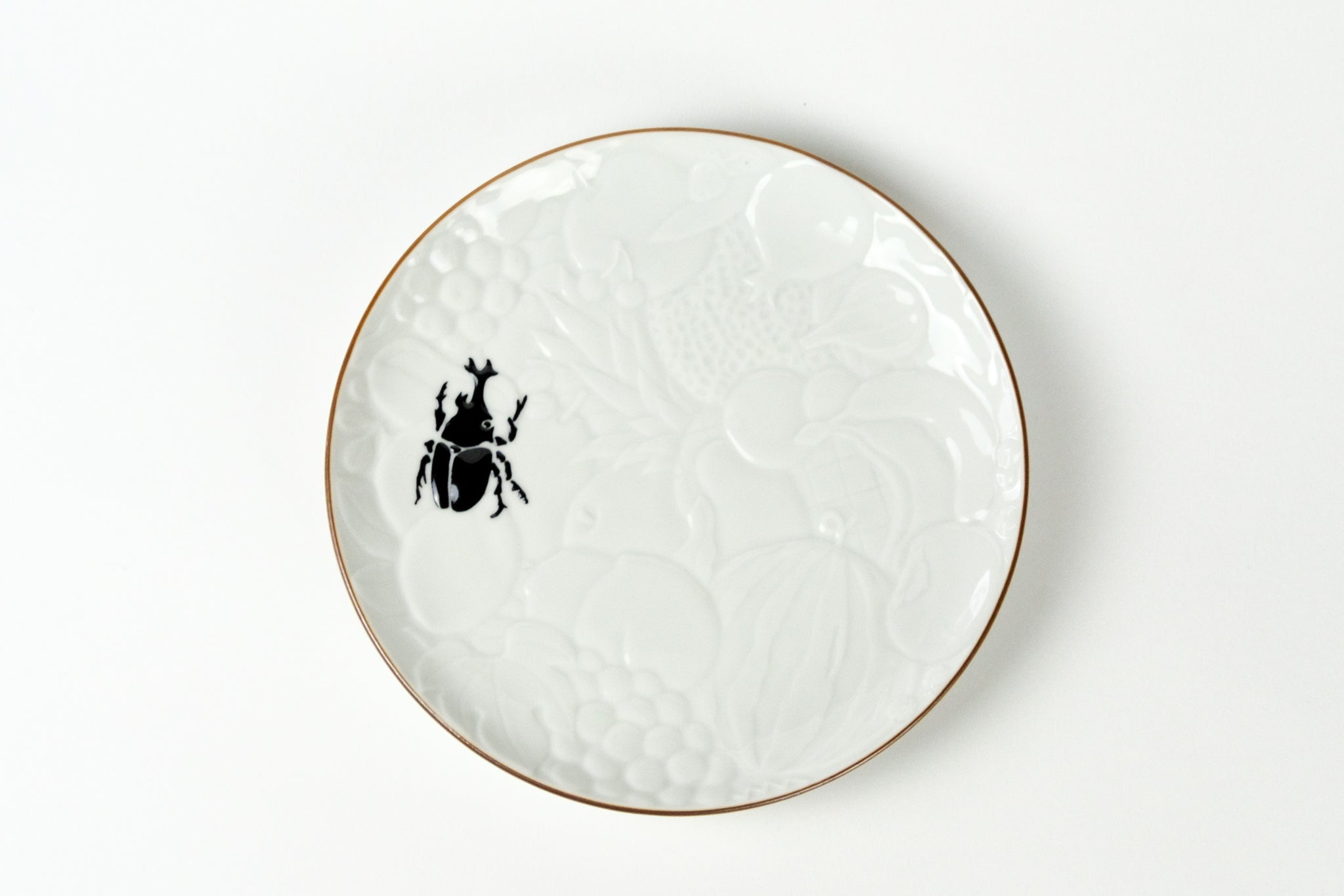 六寸丸皿 百果刻文 兜虫 – 上出長右衛門窯オンラインショップ
