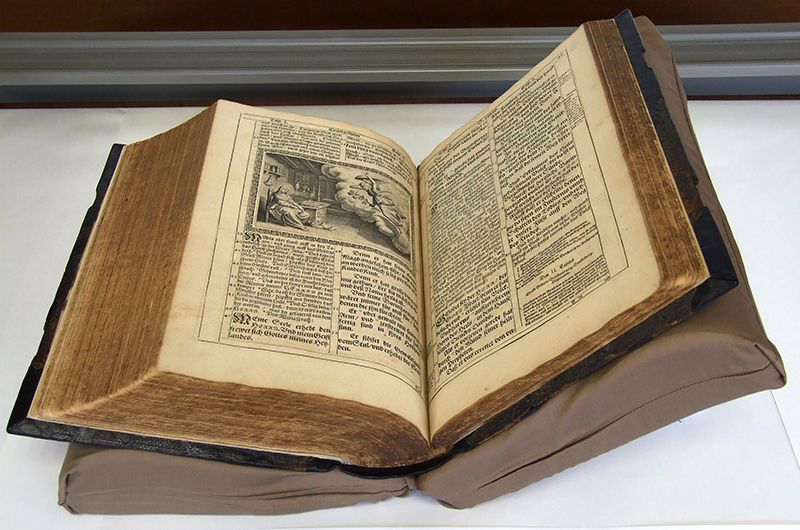 384年前出版のルター訳「メリアン聖書」、ルーテル学院で原本公開