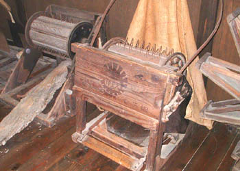 川崎市 : 足踏み脱穀機（あしふみだっこくき）