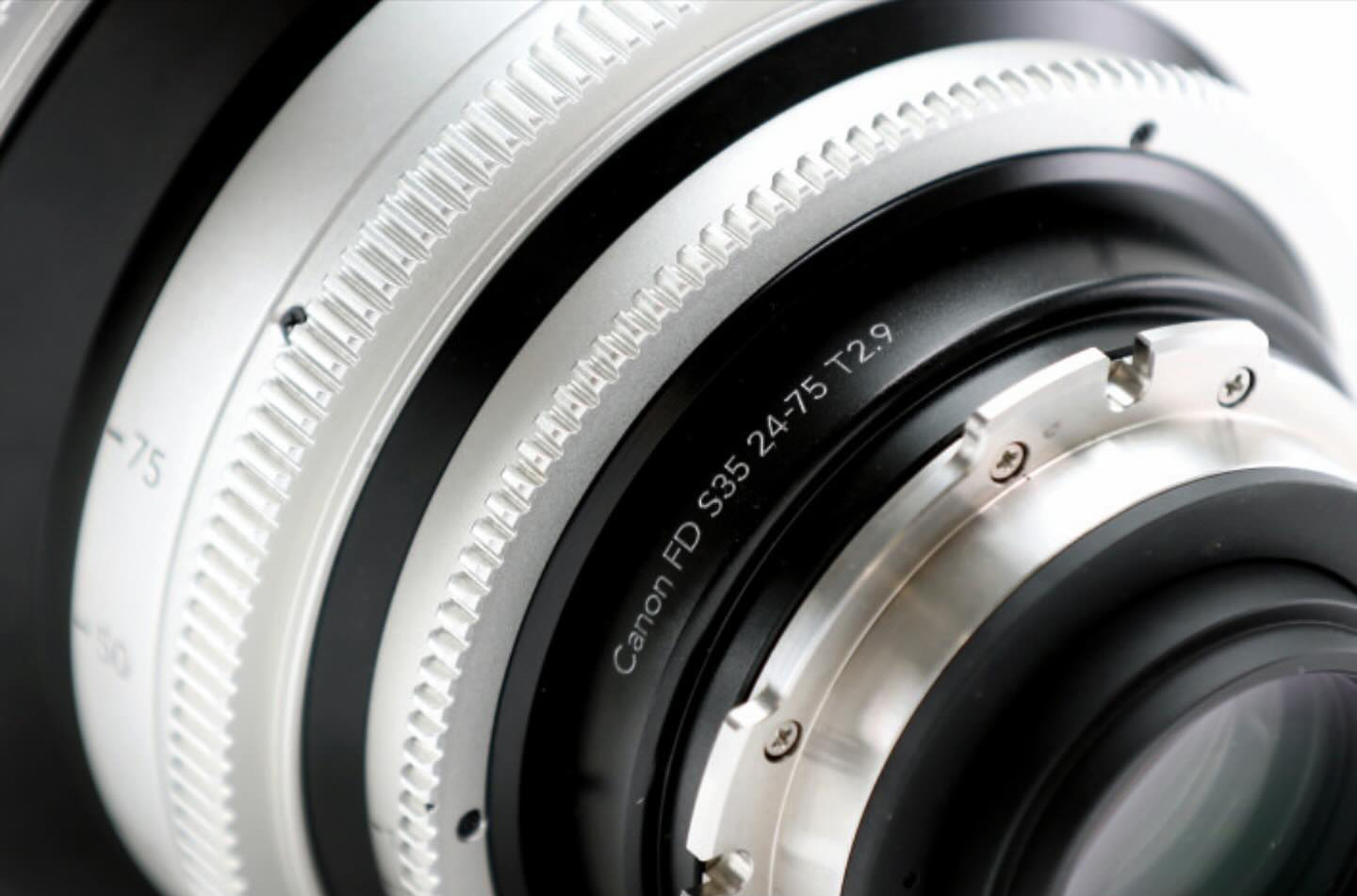 Ancient OpticsがCanon FD 35-105mm F3.5 マルチフォーマットズームを