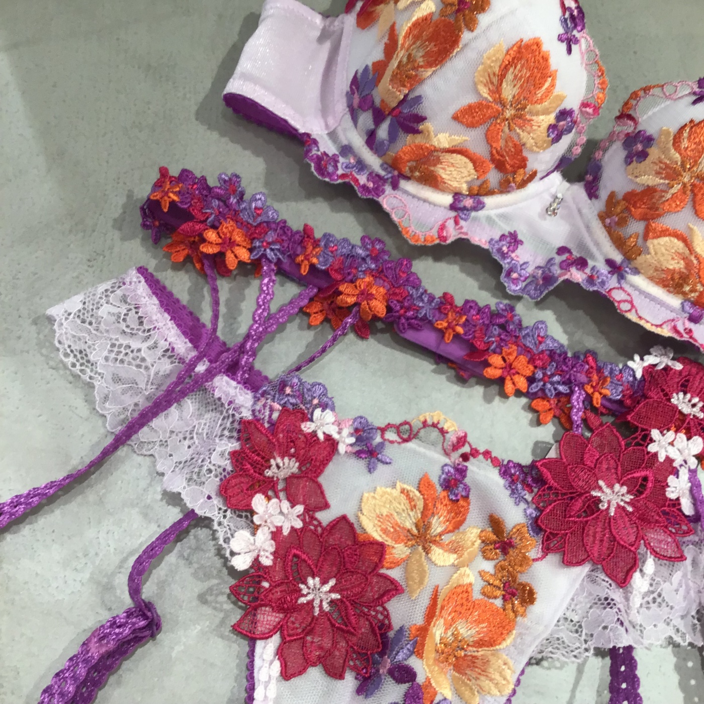 可愛さとセクシーさを兼ねそなえたPUカラー˚✧₊⁎〜サルート81グループ