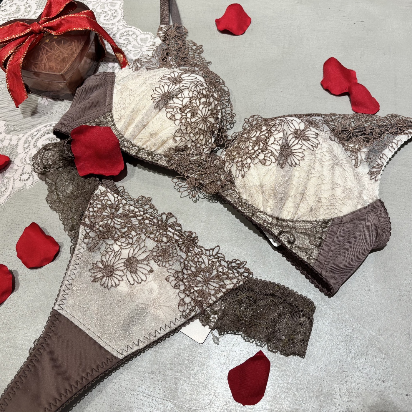 くっきり谷間♪盛りブラコレクション | サルート by ワコール