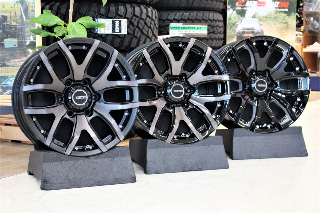 RAYSデイトナFDX F6 17インチの限定カラーリング。展示もございます