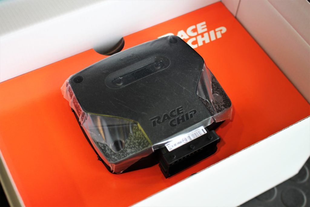 90系GRスープラRZに話題のサブコン RaceChip-レースチップ-装着