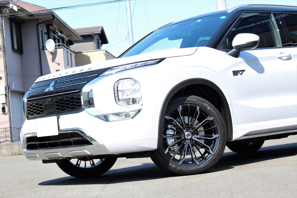 新型アウトランダーPHEVにベルサス トリアイナ 20インチを装着