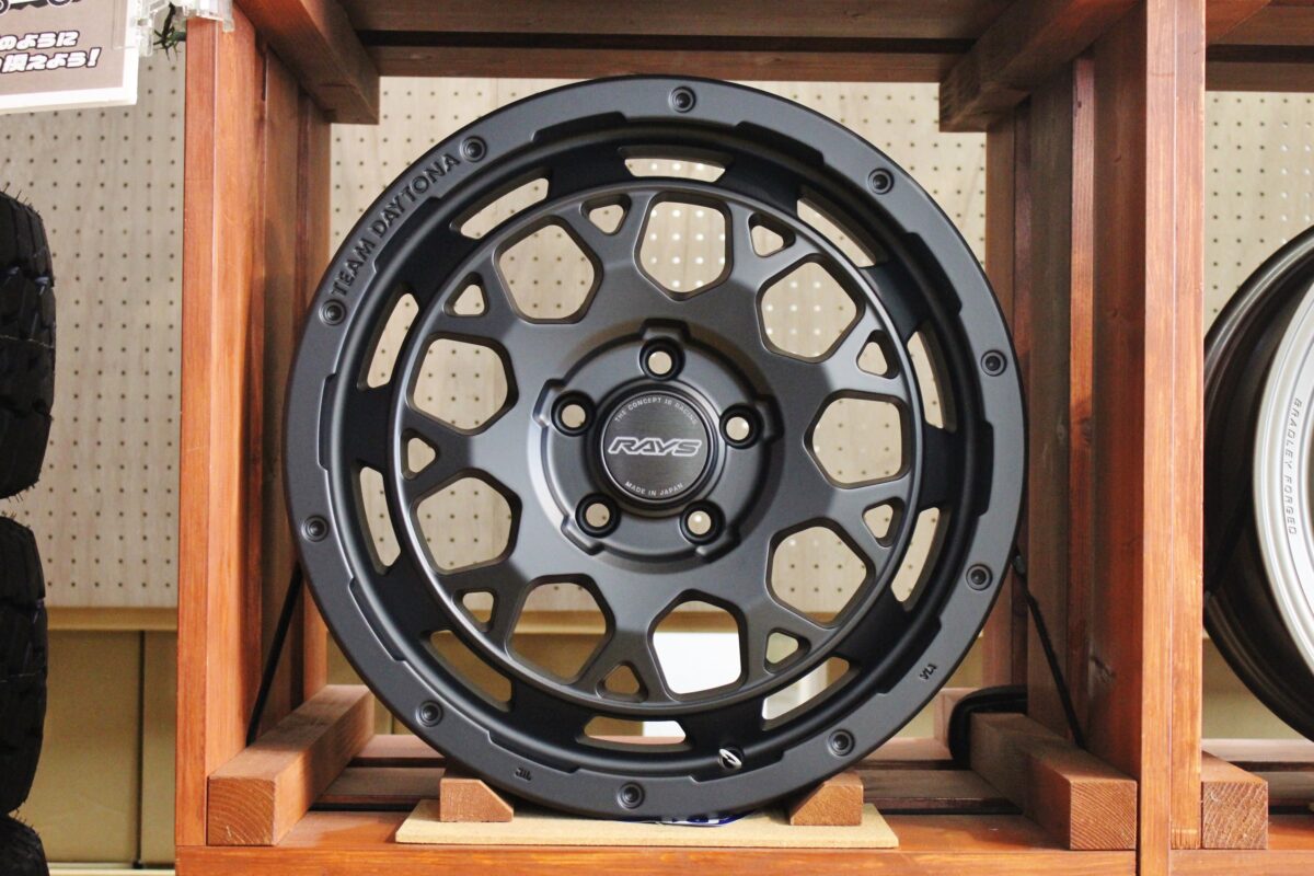 緊急入荷情報】RAYS デイトナ M9 ブラックエディション RAV4サイズが