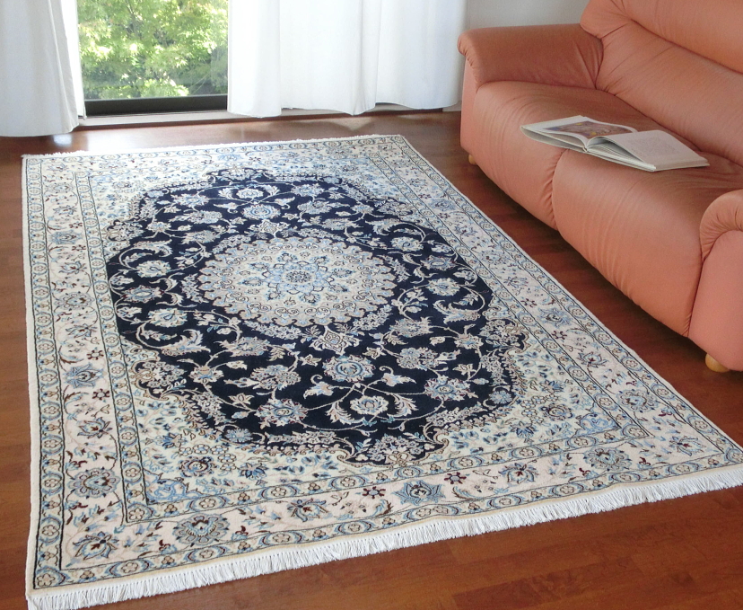 ペルシャ絨毯・ナイン産 リビングサイズ ウール、シルク混 濃紺