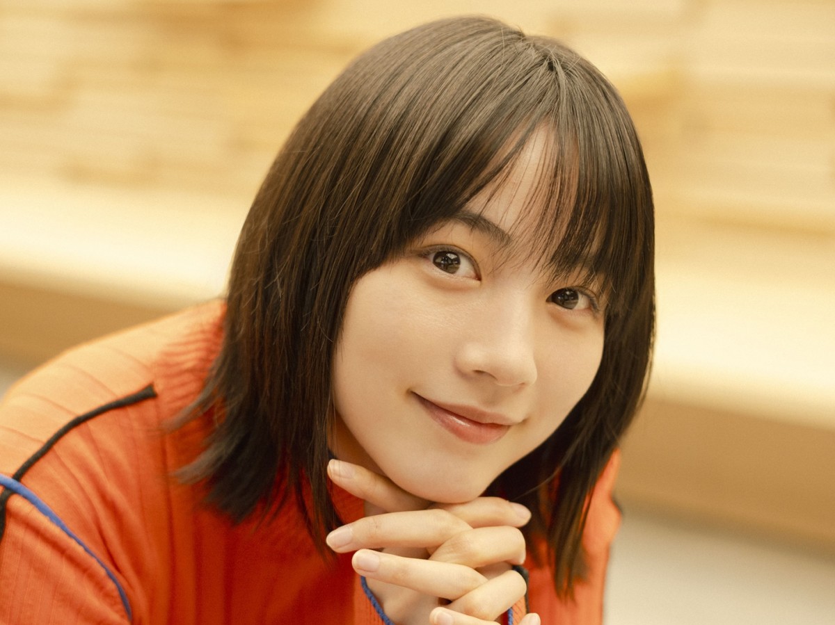 のん、高校生感あふれるブレザー制服姿に反響「粋なのんちゃん