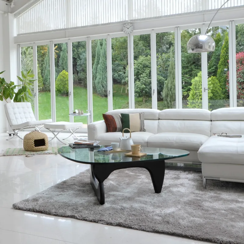 洗練されたホワイトインテリアのリビングテーブル、ローテーブル