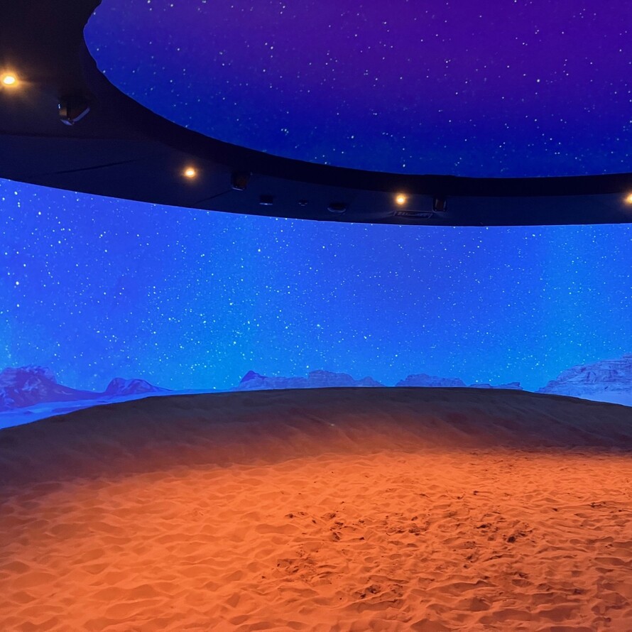 ヨルダン館」有名映画の舞台「ワディ・ラム」砂漠を体験！現地ドリンク