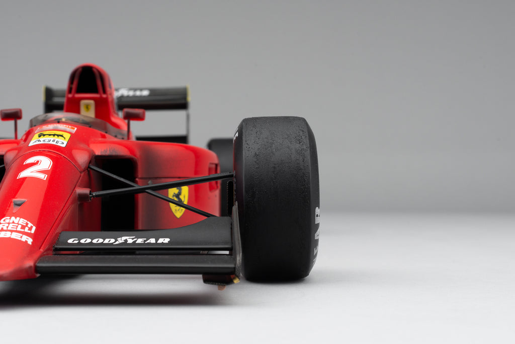 アマルガムの限定版レースウェザードフェラーリF1-90、1：8スケール