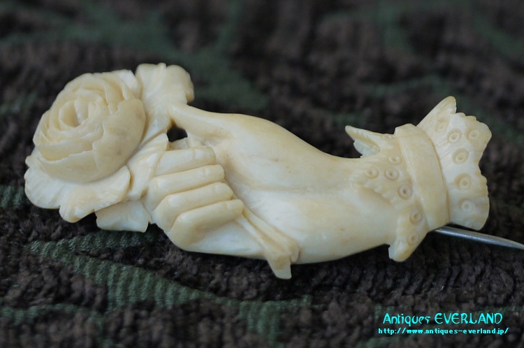 ヴィクトリアン アイボリー ハンド ブローチ