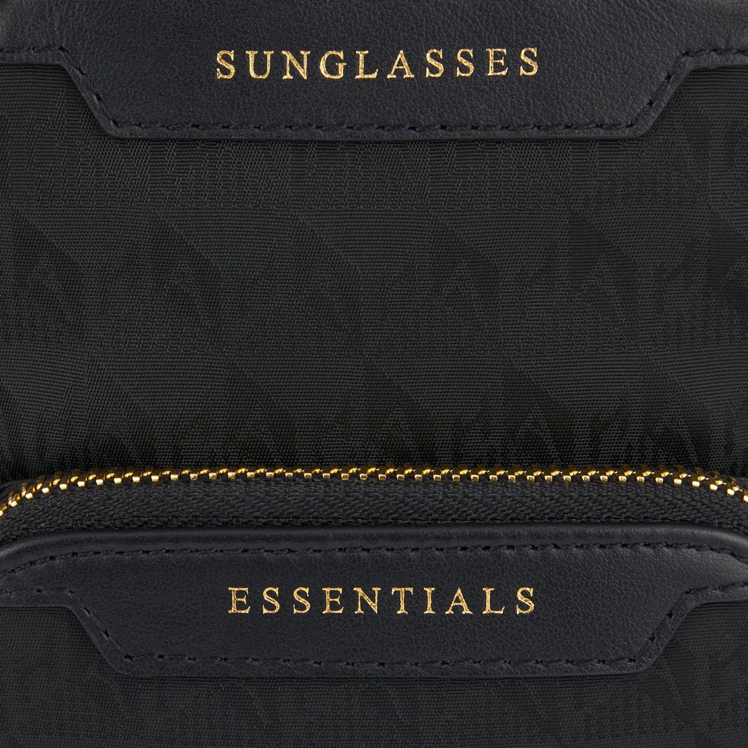 AH ロゴ・エッセンシャルズ・クロスボディ | Anya Hindmarch JP