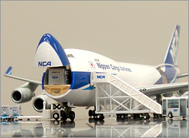 NCA新鋭貨物機 B747-400F型のジオラマ付きダイキャストモデル | プレス