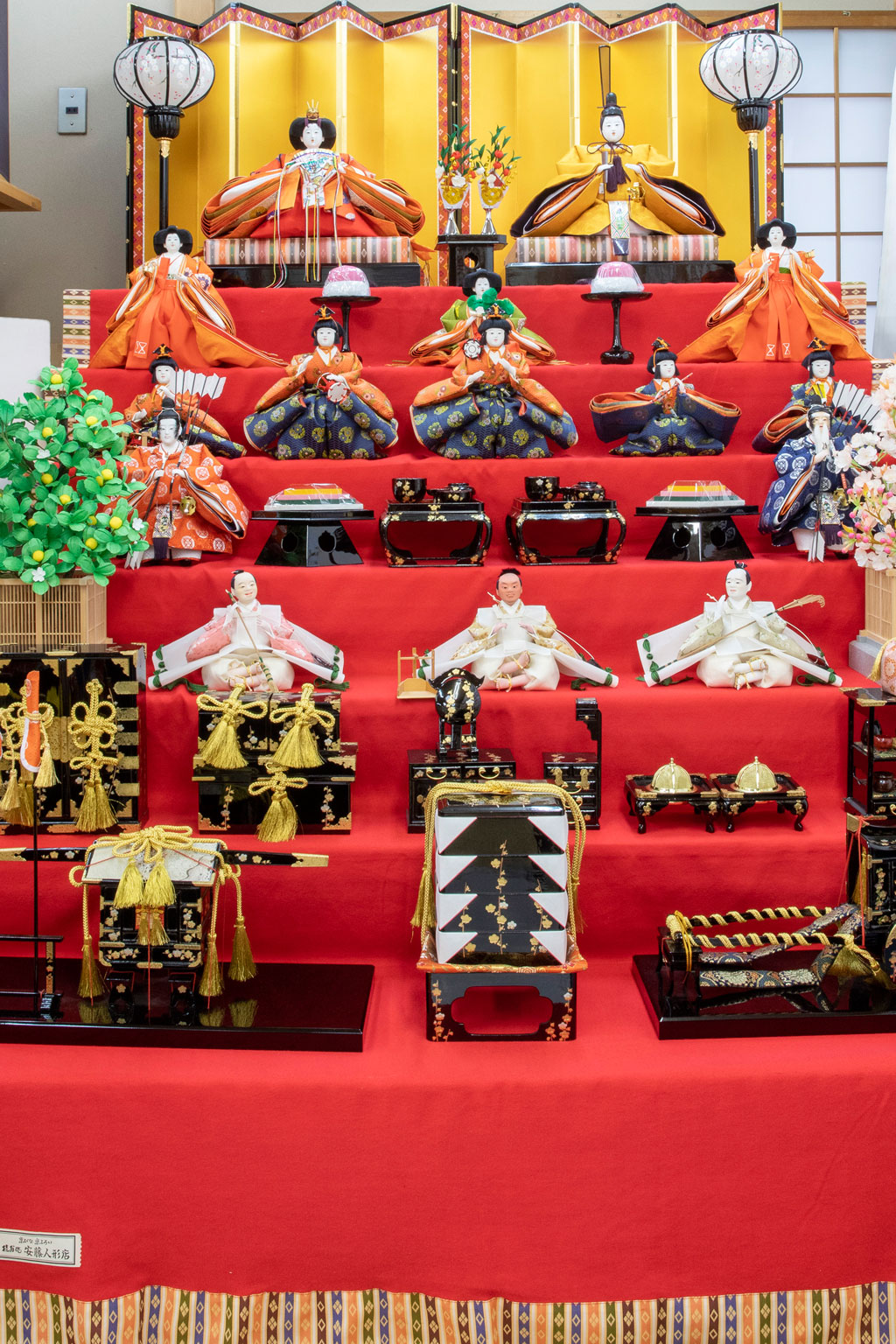 桂甫作安藤人形店の七段飾り（官女・五人囃・随臣・仕丁） | 雛人形