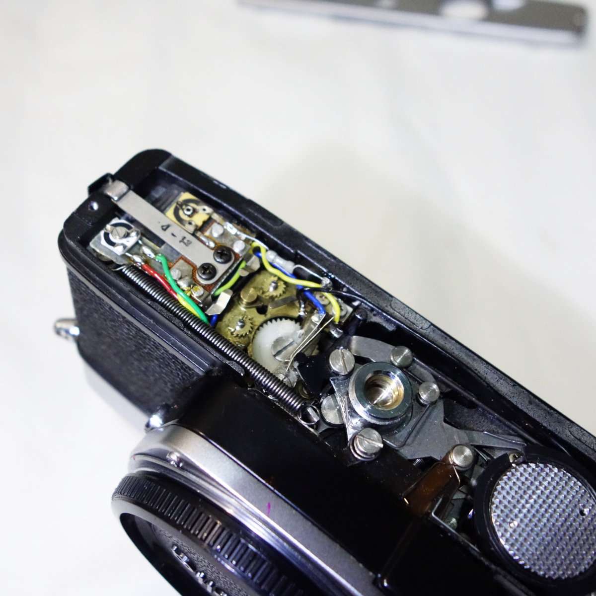 カメラ修理】ミノルタSR-T101のファインダー清掃からモルトを張り替え