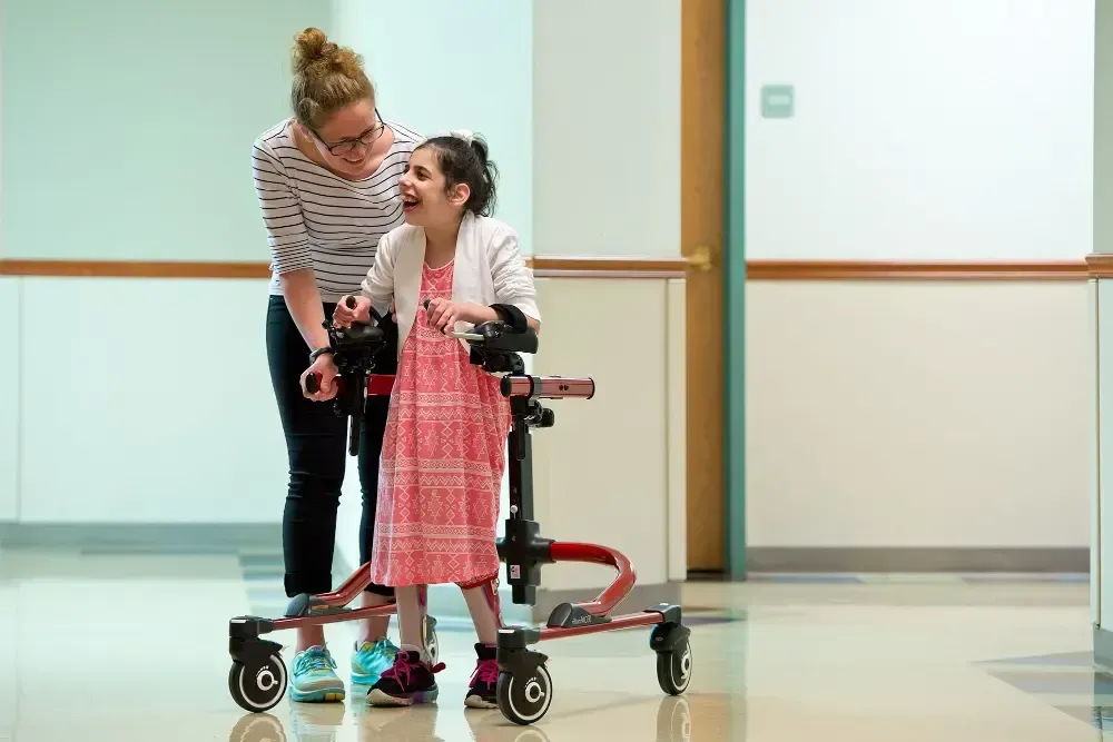 障害児者リハビリテーション施設 高機能歩行器『リフトン ペーサー』で