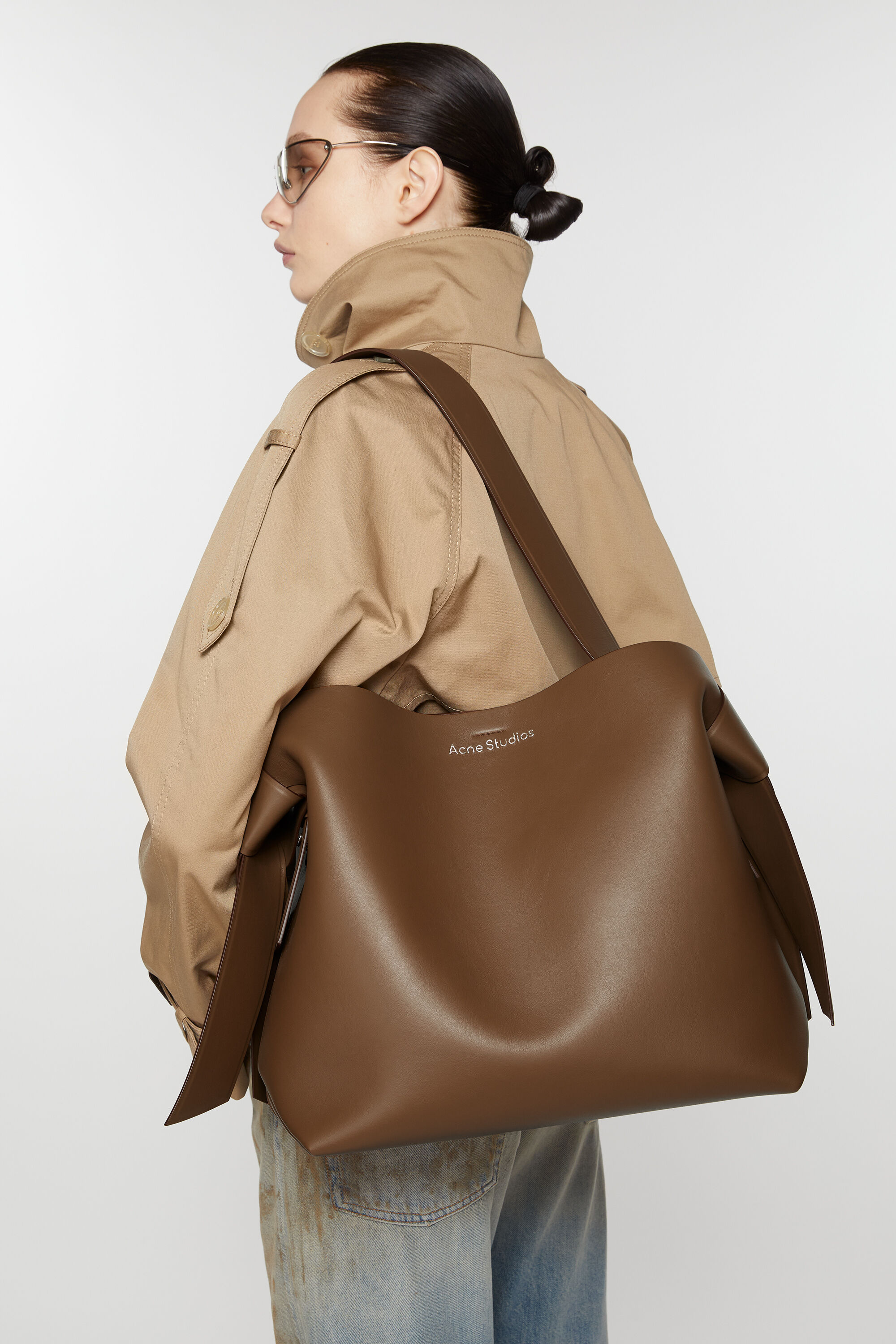 Acne Studios - Musubi midi shoulder bag - Camel brown