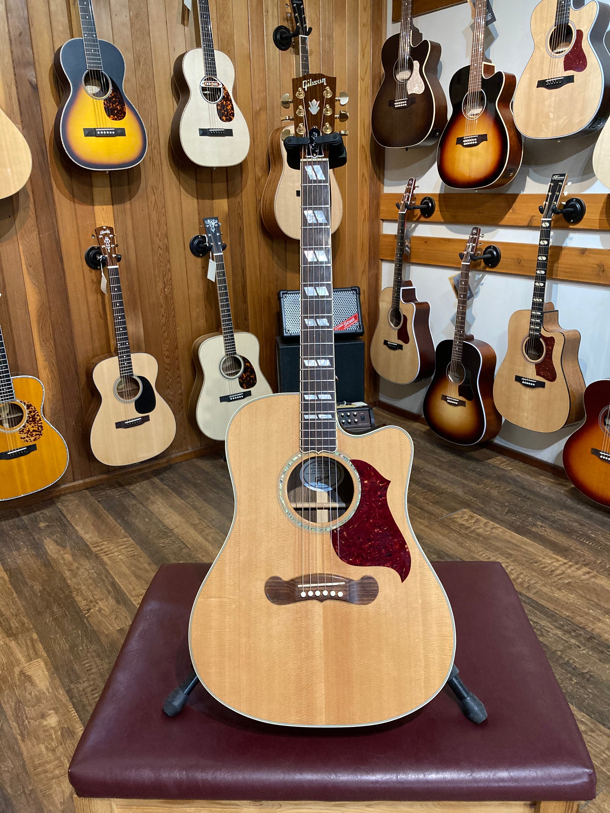 Gibson Songwriter DLX EC Studio w/Case (2012) – Acoustic Music Shop