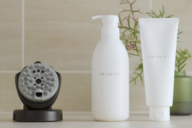 濃密泡パック×マイクロ振動で髪と頭皮を“すっぴん”に。電動シャンプー