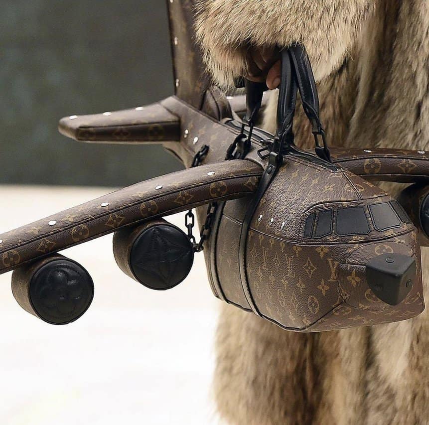 この新しいルイ・ヴィトンのバッグは飛行機と同じ形状で同じ価格です