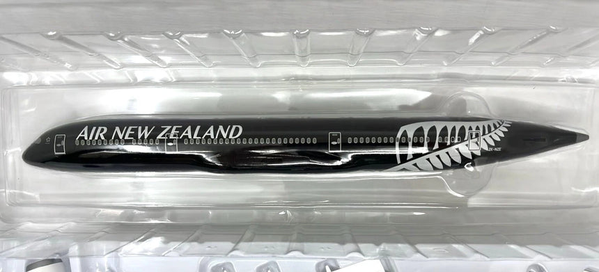 Hogan Air New Zealand Boeing 787-9 ZK-NZE 1/200 Scale HG0687GR