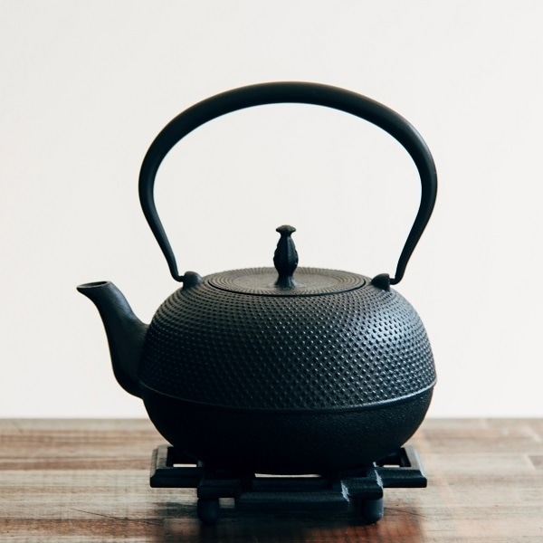 OIGEN（オイゲン） 南部鉄器 観月アラレ 1.2L: 食器｜AKOMEYA TOKYO