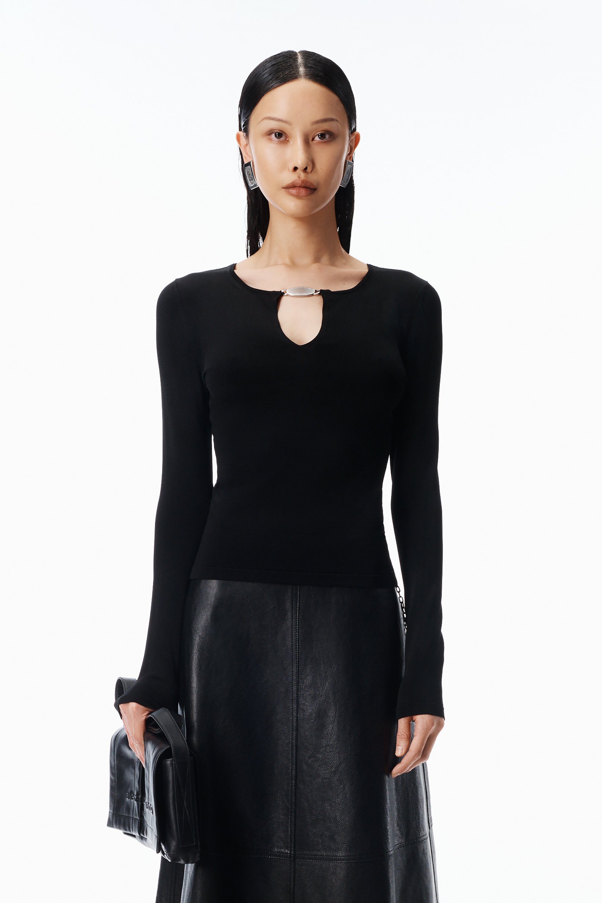 V-Neck Metal Logo in Matte Jersey in BLACK | alexanderwang®