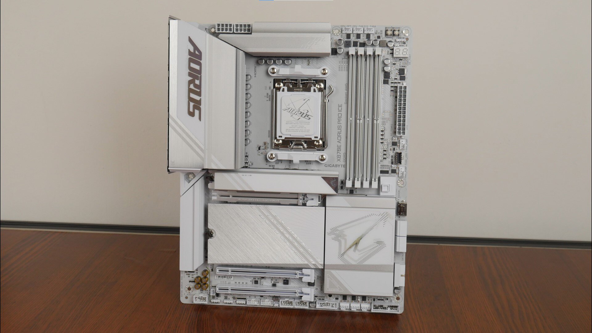 Unboxing & Overview: Gigabyte X870E AORUS PRO ICE AM5 Motherboard