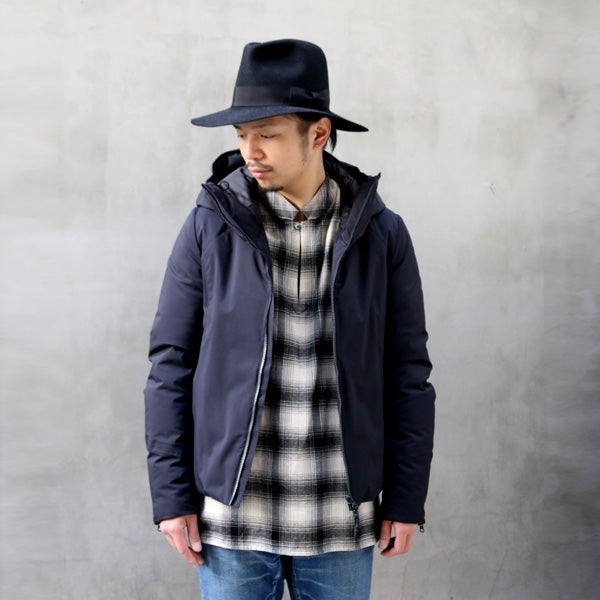 ATTACHMENT 透湿防水3レイヤーナイロンリップ フーデッドダウン AB52