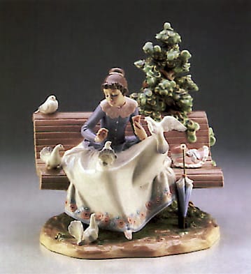 Feeding the Pigeons Lladro - 01005428 - Women Lladro Figurines